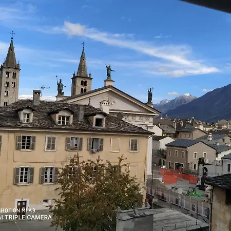 Un Oeil Sur La Cathedrale * アオスタ