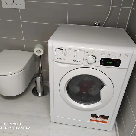 Un Oeil Sur La Cathedrale * أَويستا