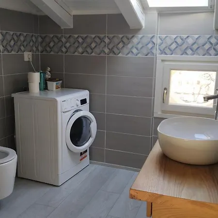 Un Oeil Sur La Cathedrale أَويستا